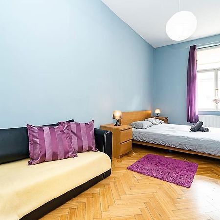 Cozy And Sunny Apartment In Uptown Praha Bagian luar foto