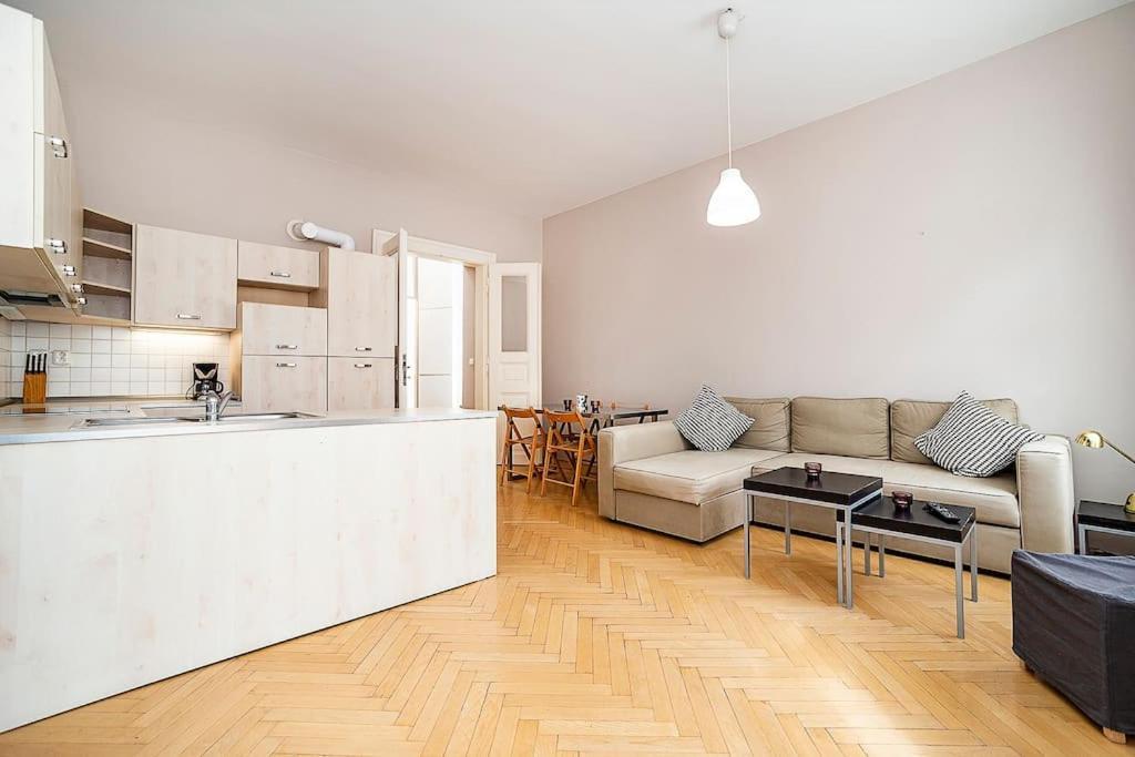 Cozy And Sunny Apartment In Uptown Praha Bagian luar foto