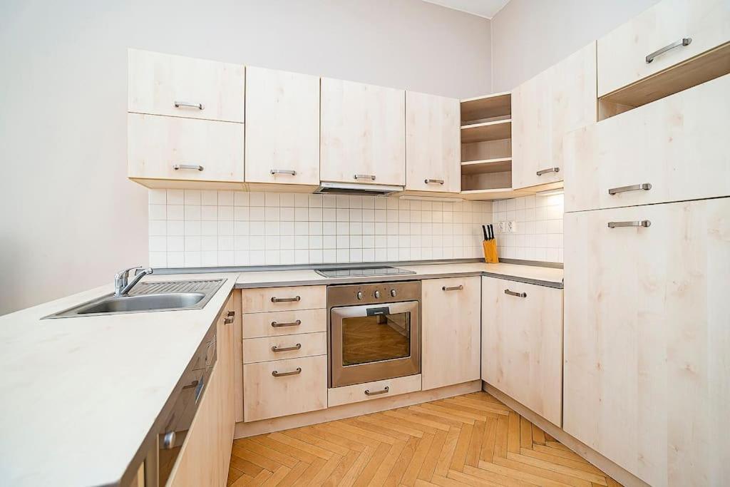 Cozy And Sunny Apartment In Uptown Praha Bagian luar foto