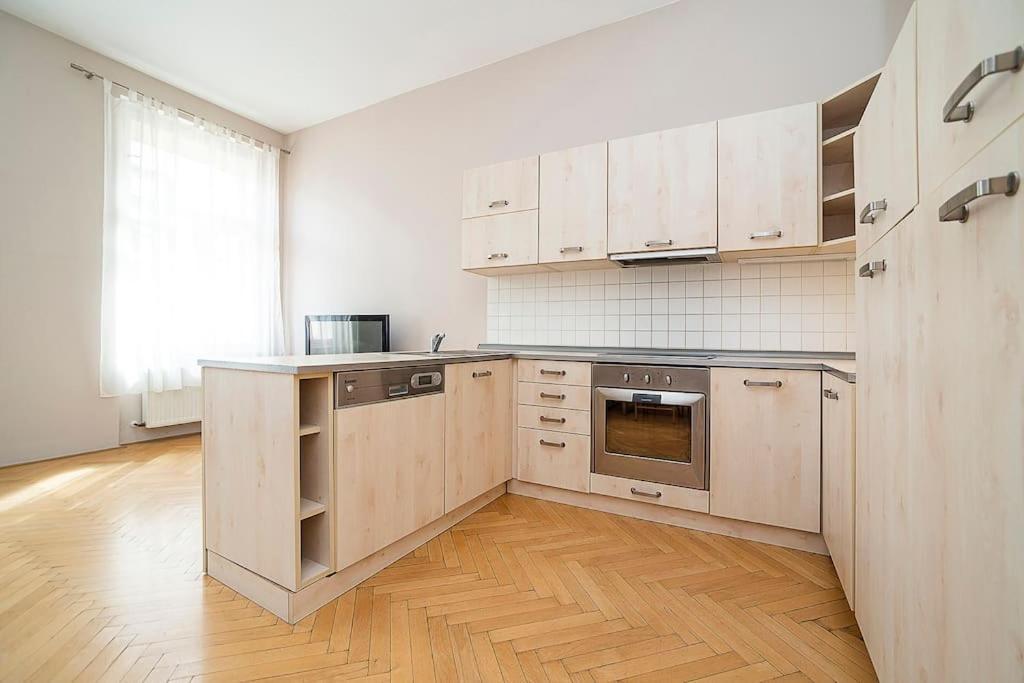 Cozy And Sunny Apartment In Uptown Praha Bagian luar foto