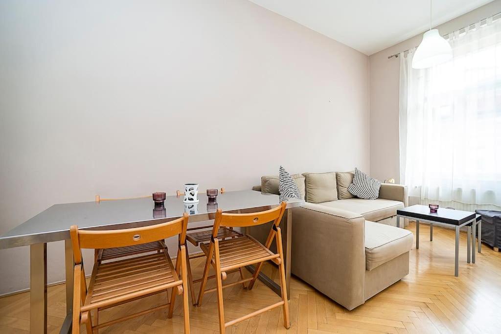 Cozy And Sunny Apartment In Uptown Praha Bagian luar foto