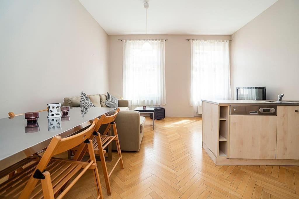 Cozy And Sunny Apartment In Uptown Praha Bagian luar foto