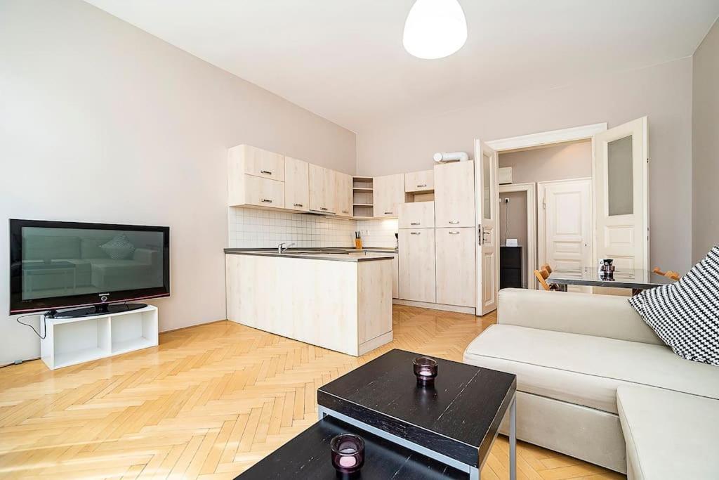 Cozy And Sunny Apartment In Uptown Praha Bagian luar foto